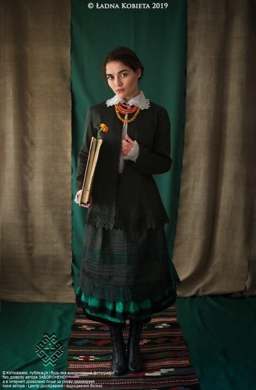 Жіночий костюм (поширений у т.зв. « шляхетських» селах Коростенського району, Житомирської області, Кінець XIX - початок XX століття).